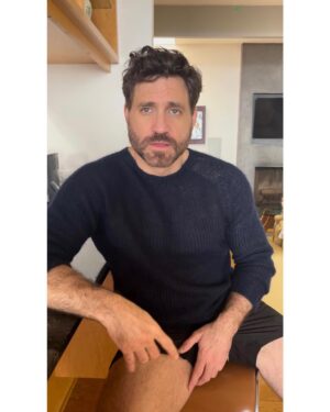 Edgar Ramírez Instagram - No, it did not bite my…nevermind. Thanks for asking. Have you watched Florida Man yet? @netflix • 🇪🇸 No, no me mordió el…no importa. Gracias por preguntar 🥴🦈. Ya vieron #ElHombreDeFlorida por @netflixlat ?