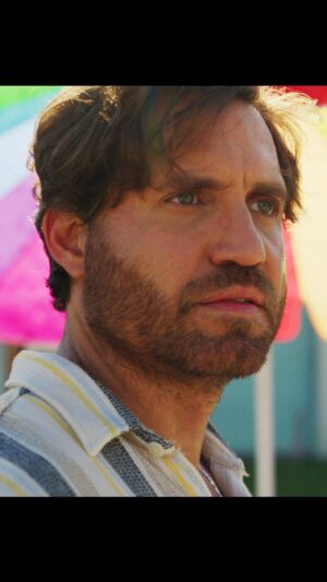 Edgar Ramírez Instagram - Las cosas se ponen un poco turbias con tanto Sol. 😎 @edgarramirez25 protagoniza ‘Un hombre de Florida’. Miniserie disponible el 13 de abril.
