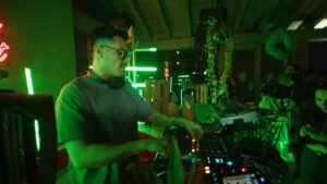 Eduardo Miranda Instagram - Está por salir mi nuevo set 🔥en @spicy.market_ ¿cuál drop les gusta más… 1, 2, 3, 4, 5?

1. My city is on fire - @jimi_jules (@rafael___music remix) 

2. La orilla - Chile 

3. Muevan - @rafael__music

4. Finder - @ninetoes78 

5. Cloud 9 - @rsquareddj