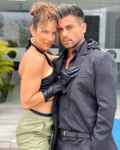 Efraín Ruales Instagram - Necesitamos tu voto en @encontactoecuavisa ❤️ tu like y comentario 🙏🏾 por #yeilou y #malluma ya mismo se sube la foto solo tenemos 2 min. 🙌🏽 @ale_jaramillo y yo se los agradecemos ❤️