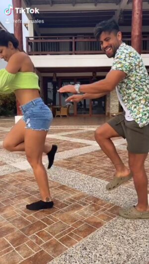 Efraín Ruales Instagram - Quien lo hizo mejor ? 🤔 El que pierda cumplirá penitencia ! Pilas @ale_jaramillo