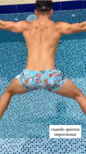 Efraín Ruales Instagram - Repartiendo estilo sublime #planchazo 🏊‍♂️
