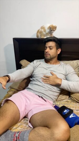 Efraín Ruales Instagram - Que alguien le explique a @jaggerruales 🥺 🐶 🐈 #bolita #voyaolvidarte @reikmx