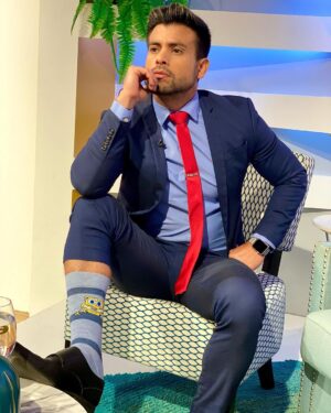 Efraín Ruales Instagram - - por qué tan serio ?
- porque esto es un party por debajo el agua 💦 🙌🏽 #funsocks