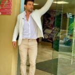 Efraín Ruales Instagram – FOTOS MODELANDO 📸 
Expectativa : Ella👸🏽brazo sensual arrimado a la puerta 
Realidad: Guayaco parando el taxi 🚖 
.
.
Modelos: @ale_jaramillo @efrainruales 🙌🏽