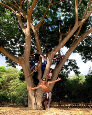 Efraín Ruales Instagram - En la ciudad de guayaquil, turistas pudieron observar una particular raza de monos 🐒 se sospecha era una familia y uno de ellos graciosamente arrebató el celular del turista y se tomó una selfie #anecdotas #turismoecuador 🇪🇨