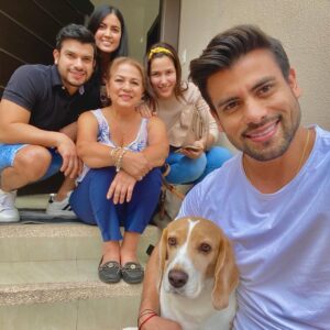 Efraín Ruales Instagram - Las pruebas no están para hundir, ni para humillar, están para promover ❤️🙏🏾 les debo un capítulo #REC 🦠🏡 @narciruales @ale_jaramillo @andrearojasnigon @pabloruales @jaggerruales #sunday