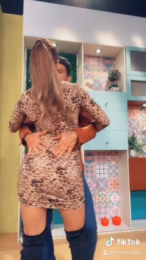 Efraín Ruales Instagram - Dime ya porqueeeeeeeeee 😍❤️ bachatea #bebe @ale_jaramillo @camilo