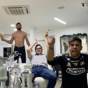 Efraín Ruales Instagram - BARCELONA CAMPEÓN 😭🔥🏆 
Reacción ultimo penal ⚽️ gracias @barcelonasc por esta alegría 💛🖤💛🖤 
(Reacción completa en mi facebook)
