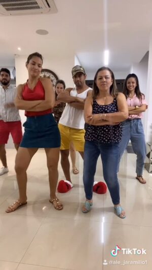 Efraín Ruales Instagram - Vamos terminando alegre y divertido este 2020 😁🙌🏽❤️ @ale_jaramillo @narciruales @aelizart_92 @richardvite @titajml