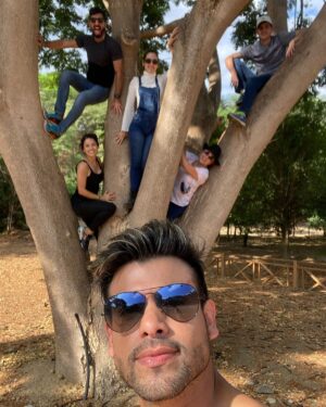 Efraín Ruales Instagram - En la ciudad de guayaquil, turistas pudieron observar una particular raza de monos 🐒 se sospecha era una familia y uno de ellos graciosamente arrebató el celular del turista y se tomó una selfie #anecdotas #turismoecuador 🇪🇨