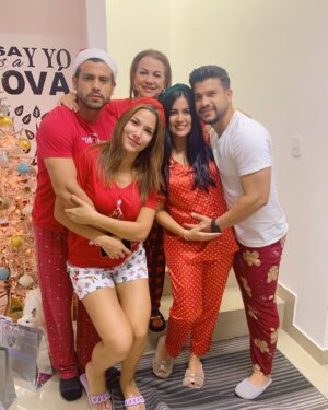 Efraín Ruales Instagram - JESÚS el único protagonista de esta NAVIDAD Su propósito se cumple en esta FAMILIA ❤️ la PAZ y el AMOR (mañana lo conversamos en un mensaje 🙏🏾🥰)