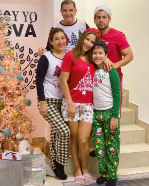 Efraín Ruales Instagram - JESÚS el único protagonista de esta NAVIDAD Su propósito se cumple en esta FAMILIA ❤️ la PAZ y el AMOR (mañana lo conversamos en un mensaje 🙏🏾🥰)