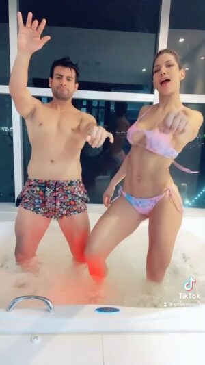 Efraín Ruales Instagram - #ropacara con #pocaropa 🙄 @camilo  hágase ver 😁 #funnyday @ale_jaramillo ❤️🥰