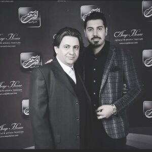 Ehsan Khajeamiri Instagram - هر سال

یک بار

از لحظه ی مرگم

بی تفاوت گذشته ام

بی آنکه

بفهمم یک روز

در چنین لحظه ای

خواهم مُرد 
روحت شاد افشین جان