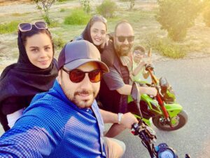 Ehsan Khajeamiri Instagram - روز زن و همسر و عشق و همه روزای پیش رو تا عید که ربطی به این موضوع داره مبارک ...❤️