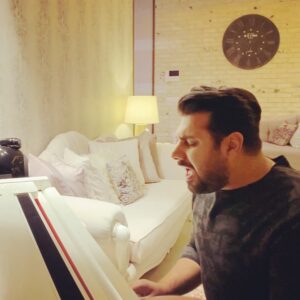 Ehsan Khajeamiri Instagram - خیلی غم تو دلم نشسته اینروزا گفتم یکم داد بزنم شاید یکم خالی بشم