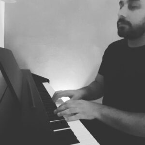 Ehsan Khajeamiri Instagram - حس غروب پائیز به یاد مازیار خواننده تکرار نشدنی کشورمون که خیلی زود از بینمون رفتن یادشون گرامی