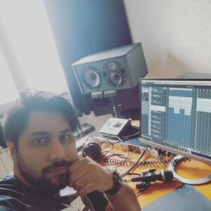 Ehsan Khajeamiri Instagram - ظهر جمعه بخیر
 حسنی به مکتب نمی رفت وقتی میرفت جمعه میرفت حکایت منه امیدوارم آهنگ نگو برگرد و دوست داشتین یه کار جدید انشالا بزودی 🙈