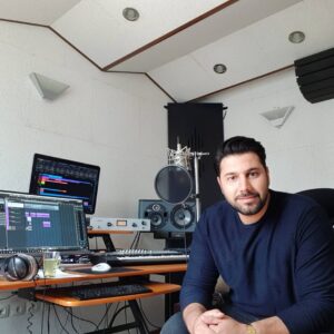 Ehsan Khajeamiri Instagram - یه دست و سوت به افتخارم که بعد از چند ماه اومدم دفتر سر کار  خسته نشم یه وقت اینهمه کار میکنم من 😂😂🤓🤓🤓🤓