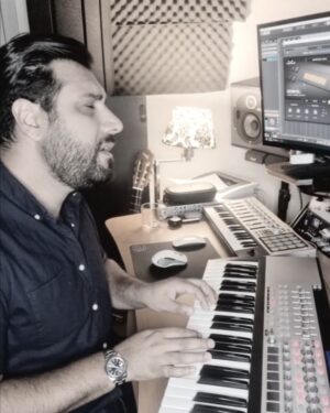 Ehsan Khajeamiri Instagram - پائیز بهانه ای شد برای خوندن ...🧡🧡