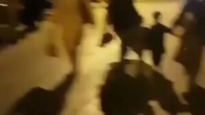 Ehsan Khajeamiri Instagram - ما خیلی وقته دستمون رو به آسمونه خدای بزرگ کمکمون کن
درد و رنج بردار و خواهر های افغان ما دل هر انسانی رو به درد میاره 
بی تفاوت نباشیم یه ملت داره جلوی چشم یه دنیا اسیر میشه یه کشور داره اشغال میشه 😔