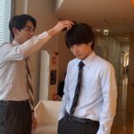 Eiji Akaso Instagram - 今宵は夜1時から　 #チェリまほ　第3話放送です！ 現場でメイクさんにお借りした電気針をレベルMAXにして頭皮に当てた時の写真です。 僕には効かず、町田くんに大ダメージでした。笑 町田くんごめんなさい。笑 そして原作の第五巻が発売されましたね！ 自分も楽しみであります🙌