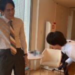 Eiji Akaso Instagram - 今宵は夜1時から　 #チェリまほ　第3話放送です！ 現場でメイクさんにお借りした電気針をレベルMAXにして頭皮に当てた時の写真です。 僕には効かず、町田くんに大ダメージでした。笑 町田くんごめんなさい。笑 そして原作の第五巻が発売されましたね！ 自分も楽しみであります🙌