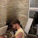 Eldar Dzharakhov Instagram - Джарахов VS ЗЛОЙ МАЛОЙ music camp, день 5! Пытался определиться с гендером, разобраться, как петь в кальян и съесть Искандера Искандеркуль