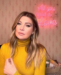 Ellen Pompeo Instagram - I am eternally grateful and humbled by the love and support you have all shown me, Meredith GREY and the show for 19 seasons! Through it all….none of it …would have been possible without the best fans in the world. You all are RIDERS and you all have made the ride so fun and ICONIC!! I love you madly and appreciate you right back. This isn’t your first time on the rollercoaster… you know the show must go on and I’ll definitely be back to visit. With a lot of love and immense gratitude XoE 🙏🏼❤️