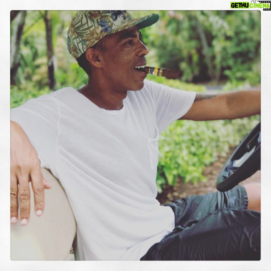 Ellen Pompeo Instagram - I've never seen anyone happier with a golf cart and a cigar #hesinheaven ❤️