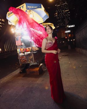 Elli AvrRam Instagram - Bollywood Vibes on New York Streets!
Videsi Desi Pardesi😎 Got it?
#NewYorkWithElli 

In @masumimewawallaofficial for @azafashions 
@masumimewawalla 
Hair & Makeup @brushedbyceliaaurora 
Photos by @mingfaichan .

#newyorkcity #newyork #manhattan #downtown #streetstyle #streetshot #bollywood #vibes #worldwide #elliavrram #yourstruly