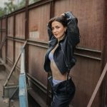 Elli AvrRam Instagram - Bas, La la la lalala🐈‍⬛🕶️🌹 Photographed by @bharat_rawail . Styled by @bombaebyaisha H&M by @taskeen_c #elliavrram #yourstruly #mumbaimerijaan