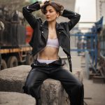 Elli AvrRam Instagram - Bas, La la la lalala🐈‍⬛🕶️🌹 Photographed by @bharat_rawail . Styled by @bombaebyaisha H&M by @taskeen_c #elliavrram #yourstruly #mumbaimerijaan