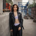 Elli AvrRam Instagram - Bas, La la la lalala🐈‍⬛🕶️🌹 Photographed by @bharat_rawail . Styled by @bombaebyaisha H&M by @taskeen_c #elliavrram #yourstruly #mumbaimerijaan