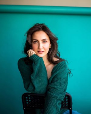 Elli AvrRam Instagram - I’ll be your Oldest Teenager Forever❤️🎶🥤

Photographed by @bharat_rawail .
Styled by @bombaebyaisha 
H&M by @taskeen_c 

#elliavrram #yourstruly