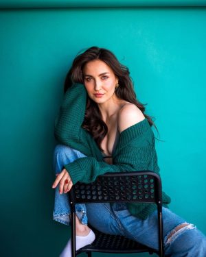 Elli AvrRam Instagram - I’ll be your Oldest Teenager Forever❤️🎶🥤

Photographed by @bharat_rawail .
Styled by @bombaebyaisha 
H&M by @taskeen_c 

#elliavrram #yourstruly