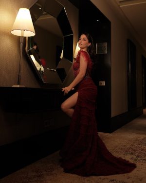 Elli AvrRam Instagram - Yours truly, Red Velvet Cake❤️🍰 at 69th Filmfare Awards.

Dressed in @rockystarofficial 
Hair & Makeup @ankitamanwanimakeupandhair 
Photos by @kpfilms31 @theabhivalera 

#filmfare #awards #elliavrram #yourstruly