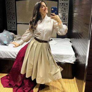 Elli AvrRam Instagram - Thank you for the love❤️🐝

#conjuringkannappan running successfully!

#bts #gratitude #elliavrram #yourstruly