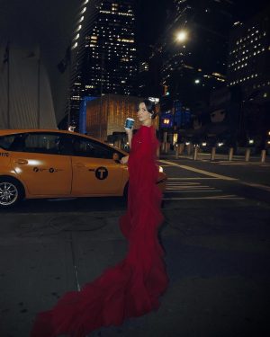 Elli AvrRam Instagram - Bollywood Vibes on New York Streets!
Videsi Desi Pardesi😎 Got it?
#NewYorkWithElli 

In @masumimewawallaofficial for @azafashions 
@masumimewawalla 
Hair & Makeup @brushedbyceliaaurora 
Photos by @mingfaichan .

#newyorkcity #newyork #manhattan #downtown #streetstyle #streetshot #bollywood #vibes #worldwide #elliavrram #yourstruly