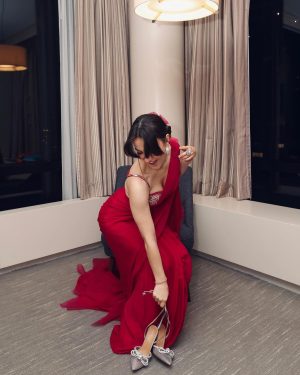 Elli AvrRam Instagram - Bollywood Vibes on New York Streets!
Videsi Desi Pardesi😎 Got it?
#NewYorkWithElli 

In @masumimewawallaofficial for @azafashions 
@masumimewawalla 
Hair & Makeup @brushedbyceliaaurora 
Photos by @mingfaichan .

#newyorkcity #newyork #manhattan #downtown #streetstyle #streetshot #bollywood #vibes #worldwide #elliavrram #yourstruly