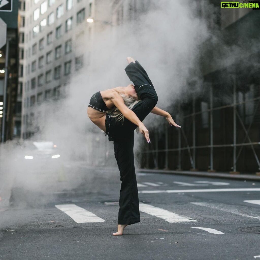 Elliana Walmsley Instagram - happy late national dance day 🩰 @evanysphotography New York, New York