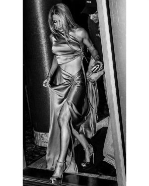 Ellie Goulding Instagram - So grateful! For the chance to sing, create music and make a living from it, to collaborate with artists and producers I love, for my incredible fans, for my crew, my beautiful son… all I want to do is make him proud. I will never take this life for granted. Some people will want to kill your dream and hope you stay in the shadows. They don’t want you to succeed. That’s when you have to go out and radiate the most … I was so happy to wear this custom @albertaferretti ❤️‍🔥 Thank you for an epic evening @brits 
Styled by @kyledevolle 
Hair @anastasiastylianou 
Make up @monaleannemakeup 
My dream team @emma_rosen @aimee_lou_j @cassandragracey 
@messika @jimmychoo