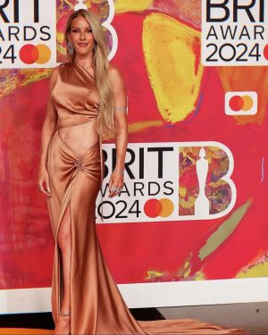 Ellie Goulding Instagram - So grateful! For the chance to sing, create music and make a living from it, to collaborate with artists and producers I love, for my incredible fans, for my crew, my beautiful son… all I want to do is make him proud. I will never take this life for granted. Some people will want to kill your dream and hope you stay in the shadows. They don’t want you to succeed. That’s when you have to go out and radiate the most … I was so happy to wear this custom @albertaferretti ❤️‍🔥 Thank you for an epic evening @brits 
Styled by @kyledevolle 
Hair @anastasiastylianou 
Make up @monaleannemakeup 
My dream team @emma_rosen @aimee_lou_j @cassandragracey 
@messika @jimmychoo
