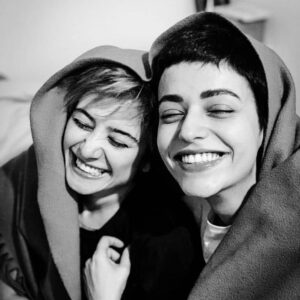 Elnaz Habibi Instagram - قند و نبات چقد دلتنگ این روزهام😩
Hbd🎂♥️
@sogolkhaligh