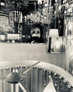 Elnaz Habibi Instagram - نه سفیدم ،
نه سیاه ،
من رَنگم ...