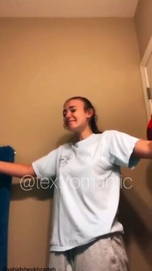 Elnaz Habibi Instagram - زود دیر میشه
مراقب زمان باش🌿