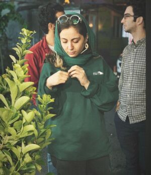 Elnaz Habibi Instagram - ای قشنگ تر از پری ها پرستو جانم
همیشه توی همه جمع ها من سنم از همه کمتر بود و شده بودم خواهر کوچیکه، ولی تو با همه بزرگیت و باسوادیت شدی خواهر کوچیک من که انگار اومدی تا من بلند بخندم و بچرخم و کیف کنم.
خوب شد به دنیا اومدی.
تولدت مبارک  نااااااز  من🎂🌸