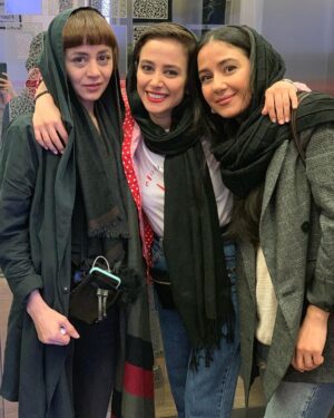 Elnaz Habibi Instagram - 👩🏽‍💼👩🏻‍🎤👷🏻‍♀️ سه تفنگدار
هميشه
كنارهم
🔫 
@negar.khalili.66 
@javid_ayc
