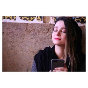 Elnaz Habibi Instagram - مى بندم اين دو چشم پر آتش را
تا ننگرد درون دو چشمانش
تا داغ و پر تپش نشود قلبم
از شعله نگاه پريشانش
مى بندم اين دو چشم پر آتش را
تا بگذرم ز وادى رسوايى
تا قلب خامُشم نكشد فرياد
رو ميكنم به خلوت و تنهايى...
#فروغ
#پاييز🍁
عكس از نگاه زيباى ياسمن عزيزم 📸
@yasaman._.az ☘️